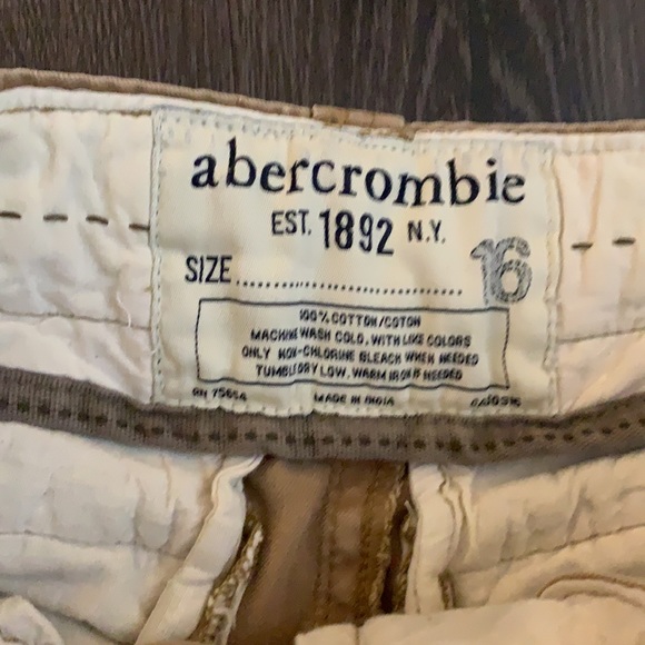Abercrombie Kids size 16 Khaki cargo shorts - Picture 2 of 3